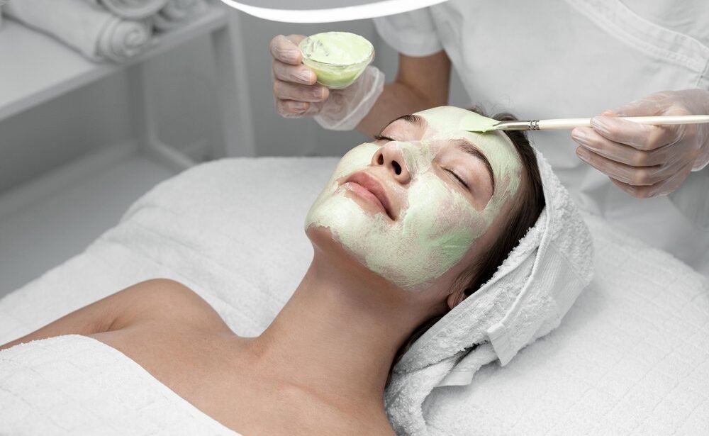 beautician-applying-face-mask-female-client (2)